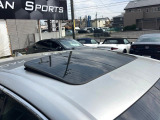 【ムーンルーフ】開放感たっぷりの希少装備、ムーンルーフが装着されています!車内に明かりを取り入れたり景色を楽しむ以外にも、車内の空気も簡単に換気できて快適です!