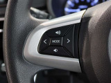 ステアリングスイッチ付き。前方から目を離すことなく操作することが可能です。