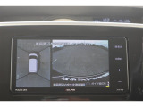 パノラミックビューモニター付きです。車両を上から見たような映像をディスプレイオーディオ画面に表示。運転席からの目視だけでは見にくい、車両周辺の状況をリアルタイムでしっかり確認できます。