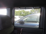 【ロールサンシェード】窓を開けて走行風を取り入れても日差しを遮る事が出来ます◎