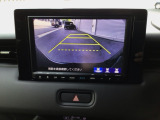 【バックカメラ】運転が苦手な方も車庫入れラクラクです!ギアをリバースに入れれば自動的に切り換わりますので、面倒な操作は不要です♪狭い駐車場もお車を傷つけず安心ですね!