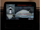 バックモニター付き。駐車の際のサポートとなり、必須アイテムのひとつですよね。それでも、バックする際は必ずご自身の目で確認をしてください。パノラミックビューで上から見下ろした視点でも確認できます!