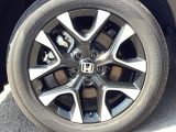 純正アルミホイールです。足元が引き立つので、車全体のイメージがアップしますよ