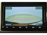 バックガイドモニター(バックモニター)付き。車両後方の映像をナビ画面に表示し、駐車などの後退操作をサポートします。
