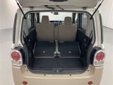 後席シートを前に倒すと十分なスペースを確保できます。分割式なので後席の片方に乗車しながら尺の長い荷物も積み込めます。