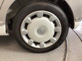 スチールホイールには、ダイハツ純正のホイールカバーが付いています。