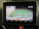 車両後方の映像を映すバックモニター。進路を確認しながら安全に車庫入れできます。