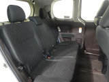 広いとは言えませんが3名乗車できるセカンドシートです。