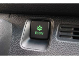 エンジンやエアコンといったクルマ全体の動きを燃費優先で自動制御するECONモード。空調など快適性を優先したいときはスイッチを押してOFFにできます。