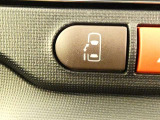 片側電動スライドドアのスイッチ付です。車内からもスイッチひとつで楽にドアの開閉が可能です。電動なので開閉時に力を使う必要がなく、半ドアになることもありません!