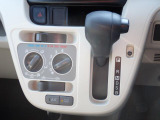 シフトとエアコンです。ダイヤル式のマニュアルエアコンになります。シンプルで使いやすい!