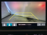 バックでの車庫入れも安心です! リアカメラが付いているバックモニター付のナビディスプレーを装備しております。操作線もついており距離感も画面から確認できます。