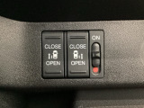 【両側パワースライドドア】両側がパワースライドドアになっており、運転席のスイッチやスマートキーでも開閉が可能です!開口部も広いので乗り降りも楽々♪