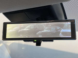 インテリジェントルームミラーは後席の人やヘッドレスト、荷室に積んだ荷物などで後が見にくい時でも、車両後方のカメラ映像をミラー面に映し出すので、いつでもクリアな後方視界が得られます。