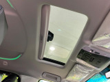 【サンルーフ】開放感たっぷりの希少装備、サンルーフが装着されています!車内に明かりを取り入れたり景色を楽しむ以外にも、車内の空気も簡単に換気できて快適です!