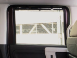 【ロールサンシェイド】まぶしい光を軽減し、心地よい車内に♪ロール式なので開け閉めも容易にできます!
