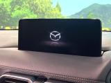 【12.3インチマツダコネクト】車内の雰囲気にマッチした大型ディスプレイ。スマホ接続でのナビ使用やBluetooth再生等、様々な機能が楽しめます。直感的なダイヤル操作が可能で、使い勝手も良好です。