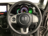 エアバック標準装備のステアリングです。ハンドルのすぐ左にシフトノブがあるインパネシフトです。とても操作がし易くなっています。