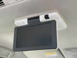 【後席モニター】家族や友人とお出かけする機会が多い方に大人気の後席モニターを装備!見やすい位置に画面がありテレビやDVDの視聴も快適!友達もお子様も、後席にしか乗らなくなるかも??
