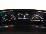 とっても見やすいメーターです。夜間時はラグジュアリーな気分にさせてくれる照明が魅力ですので、夜のドライブも楽しみになりますよ♪