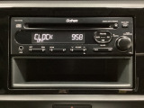 純正CDチューナーにはAUX入力端子がついてますので外部入力から音楽などを楽しめます。その下には1DIN分の小物入れがついています。CDケースなどを入れるのに便利です。