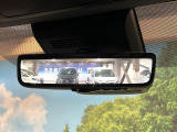 【デジタルインナーミラー】後席の大きな荷物や同乗者で後方が確認しづらい時でも安心!カメラが撮影した車両後方の映像をルームミラー内に表示。クリアな視界で状況の確認が可能です!