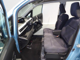 【フロントシート】ゆったり座れるベンチシートです。足元も広く、運転席と助手席の移動もスムーズに行えます。