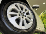 【純正15インチアルミホイール】外観にマッチした純正アルミホイールを装着しております。各種社外アルミホイールや、スタッドレスタイヤも取扱いしております。是非ご相談ください♪