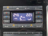 オートエアコン搭載車です。風量を自動で調節します。