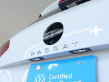 バックカメラ始動時にはVWのエンブレムが動いてカメラがボディの中心位置で映し出します。