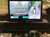 マルチビューカメラシステム搭載車です。お車の周囲を全方位でカバーします。後方・前方・両脇と、コンディションが悪い視界でもカラーモニターに映し出した映像がドライバーをサポートします。