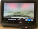 【バックカメラ】運転が苦手な方も車庫入れラクラクです!ギアをリバースに入れれば自動的に切り換わりますので、面倒な操作は不要です♪狭い駐車場もお車を傷つけず安心ですね!
