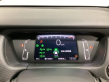 デジタル表示のスピードメーターとタコメーター、燃費やオドメーターなどの表示の他に、ホンダセンシング機能などの表示もできる多機能なマルチインフォメーション・ディスプレイです。