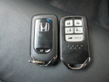 スマートキー付。キーを取り出さなくてもドアロックの施錠・開錠、エンジンの始動が出来ます。雨の日や荷物の多い日にとても便利ですね。