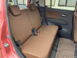 後部座席も気になるようなキズ・汚れやへたり等、大きなダメージはなく、良好な状態です。