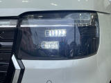 【LEDヘッドライト】悪天候や夜間走行時も良好な視界を確保し安心して運転できる高輝度LEDヘッドライトを装備!点灯速度が早く、消費電力も抑えられています。