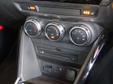四季を通じて車内を快適に保つオートエアコンを装備しています。又、冬場の朝一のスタート時には大変嬉しいシートヒーターを運転席&助手席に装着、ヒーターが効き始めるまでの冷間時でも快適にスタート出来ます。