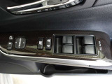 パワーウィンドウスイッチで運転席から全席の窓の開閉ができます。
