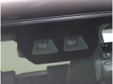フロントガラス上部に装備されたカメラで前方を常に監視!被害軽減ブレーキや車線逸脱防止支援システムも装備し安全運転をサポートします!!
