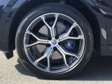 BMW純正21インチホイール。洗練されたデザインで、足元の個性を引き立てます。