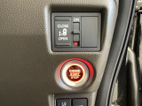左側電動スライドドアは運転席からでも操作ができるように、ハンドル付近に開閉の操作スイッチが付いています。