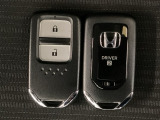 スマートキーを装備しています。鍵を差し込むことなくドアロックの開け閉めと、スタートボタン操作でのエンジンスタートができます。スペアキーも同じものを用意しております。