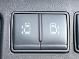 【両側パワースライドドア】スマートキーや運転席のスイッチで後席両側スライドドアの開閉が可能♪電動だから力を入れてドアを開ける必要が無く、小さなお子様でも簡単に開け閉めでき快適です♪