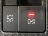 【電動パーキングブレーキ】パーキングブレーキは便利な電動式!ボタン一つで操作でき、アクセルを踏めば自動で解除されます♪レバーやペダルが無いので運転席廻りもすっきりしますね♪
