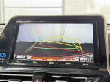 【バックガイドモニター】車両後方の映像をナビ画面に表示し、駐車などの後退操作をサポートします。