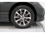 アルミホイールを装備、タイヤサイズは215/60R16です。