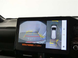 パノラミックビューモニター付きです。車両を上から見たような映像を画面に表示。運転席からの目視だけでは見にくい、車両周辺の状況をリアルタイムでしっかり確認できます。
