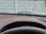 運転視界の遠方上方に虚像を投影することで前を見ながら情報の視認ができます。本当にドライバーが必要な情報を適切に伝え、楽しんで頂くことを考えた新世代装備です。※虚像は1.5m前方に浮かぶイメージです。