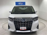高級感溢れ、迫力のフロントマスクのアルファード。