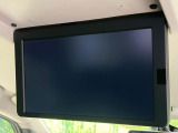 【フリップダウンモニター】大画面モニターで後席でもエンタメをお楽しみいただけます。小さなお子様にも大人気の装備です♪